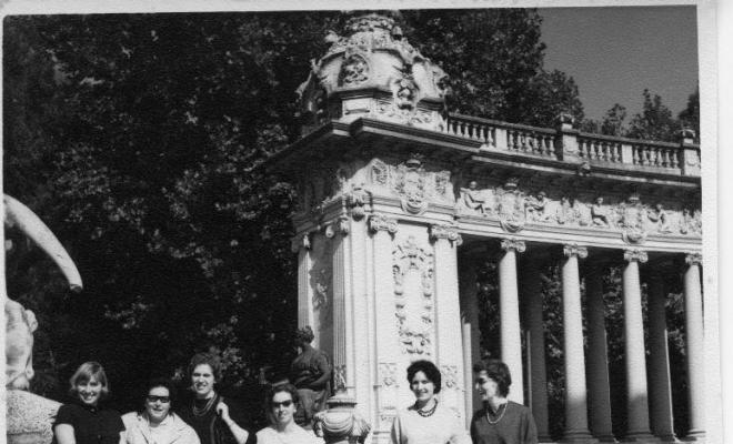 Retrat d'un grup de dones al Retiro de Madrid