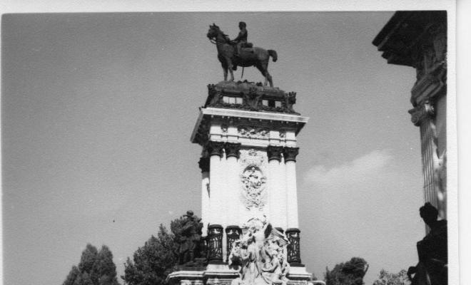 Retrat d'un grup de dones davant un monument del Retiro de Madrid
