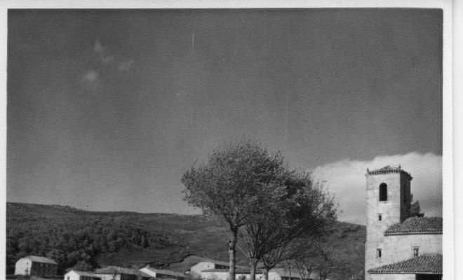 Cotxe de Teresa Torres estacionat a la vora d'una ermita