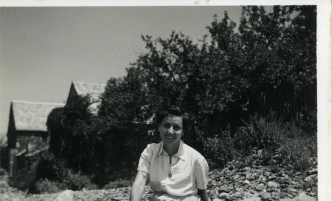 Retrat de Teresa Torres amb els peus al riu Segre