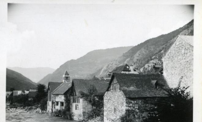 Algunes cases de Les (Vall d'Aran) a la vora del riu Garona