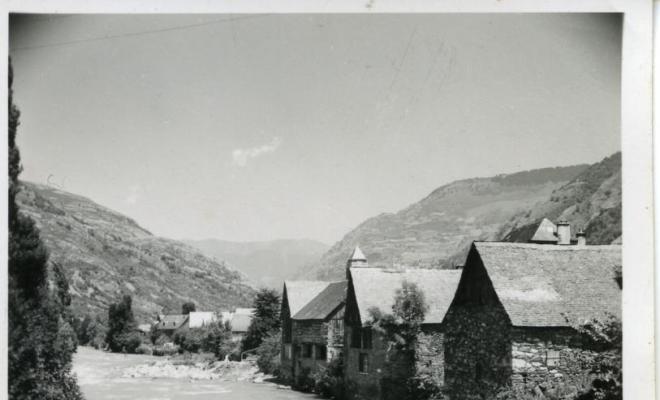 Algunes cases de Les (Vall d'Aran) a la vora del riu Garona