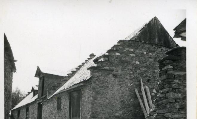 Detall d'una casa de pedra de Les (Vall d'Aran)
