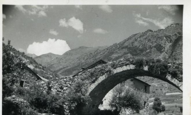 Pont de pedra sobre el riu Escrita