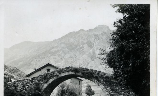 Pont de pedra sobre el riu Escrita
