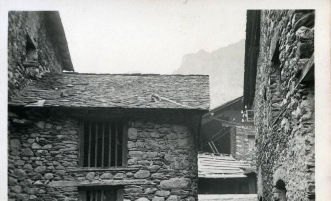 Detall d'una casa de pedra a Espot