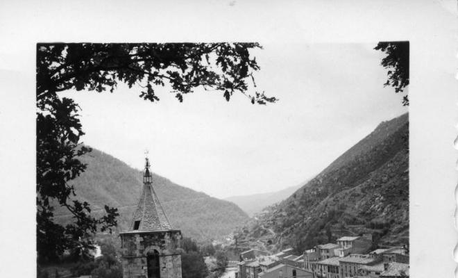 Perspectiva de Ribes de Freser (Ripollès) on destaca el campanar de l'església
