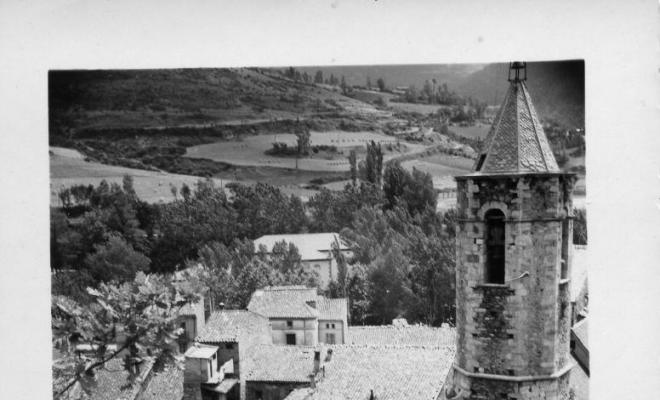 Perspectiva de Ribes de Freser (Ripollès) on destaca el campanar de l'església