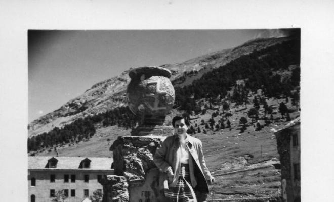 Una dona dreta al costat d'una font a Núria (Ripollès)
