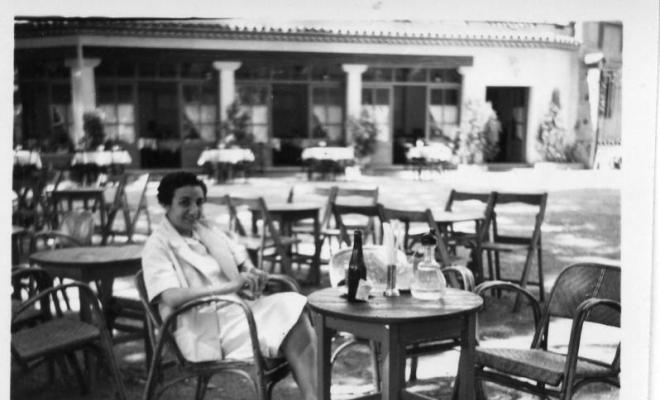 Retrat d'una dona asseguda a la terrassa d'un bar a Girona