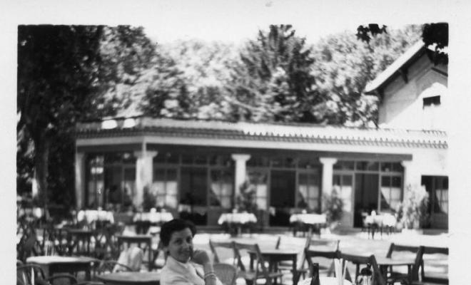 Retrat d'una dona asseguda a la terrassa d'un bar a Girona