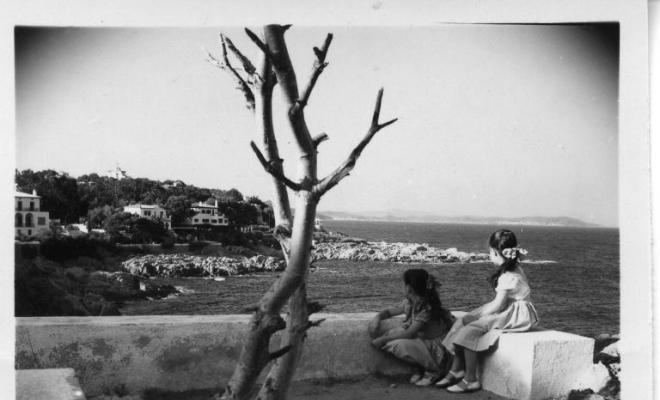 Dues nenes mirant cap al mar des de un mirador a S'Agaró (Platja d'Aro, Baix Empordà)
