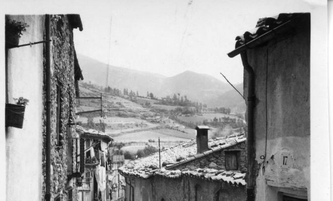 Detall d'un carrer de Queralbs (Ripollès)