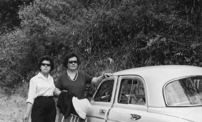 Teresa Torres amb una altra dona al costat del seu cotxe