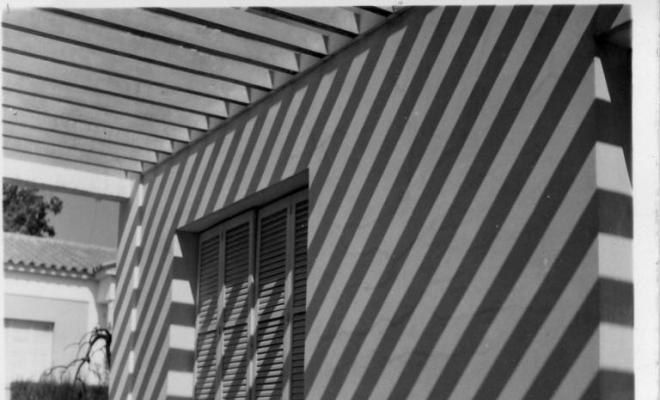 Paret d'una torre sobre la qual es projecten ombres i llums
