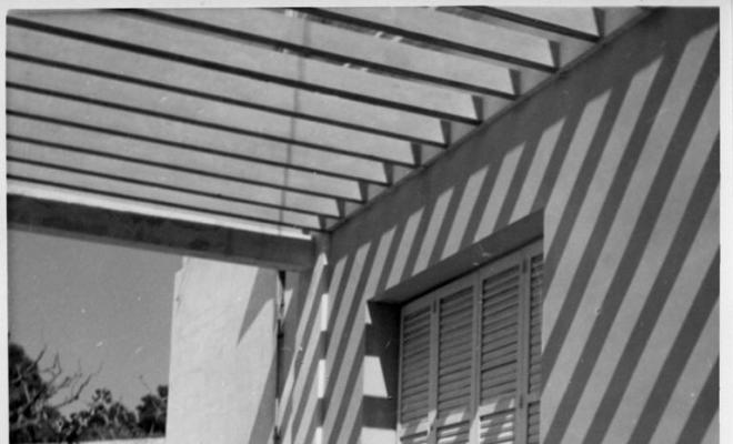 Paret d'una torre sobre la qual es projecten ombres i llums