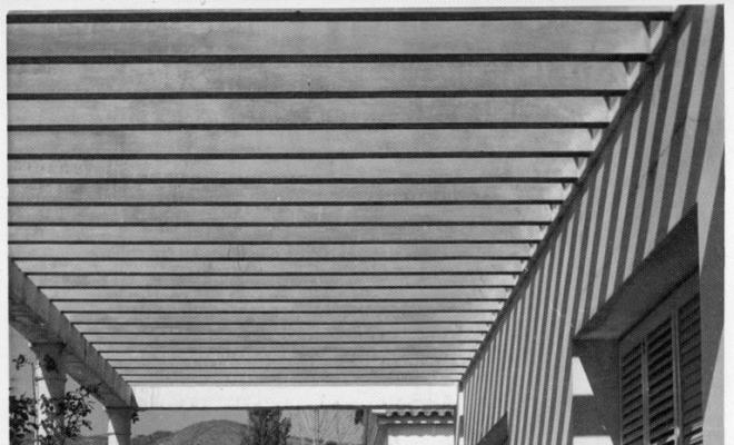 Paret d'una torre sobre la qual es projecten ombres i llums