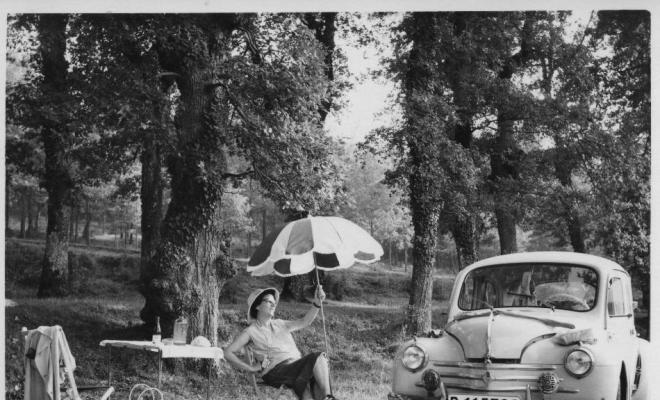 Teresa Torres asseguda en una cadira de picnic