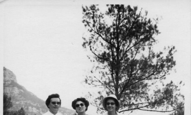 Retrat de tres dones al costat d'un pont de pedra
