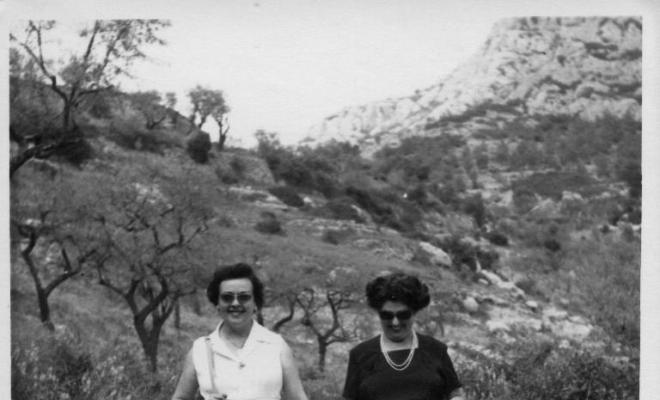 Dues dones d'excursió, caminant per un camí