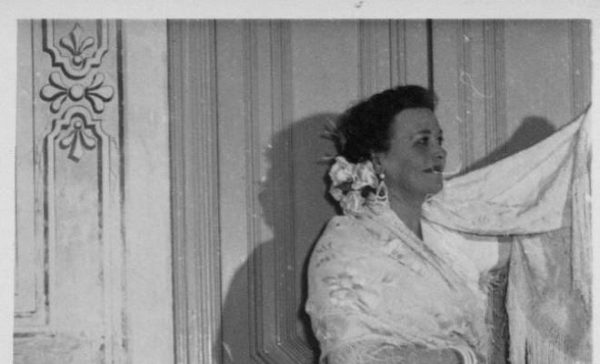 Retrat de Ramona Torres amb un mantell