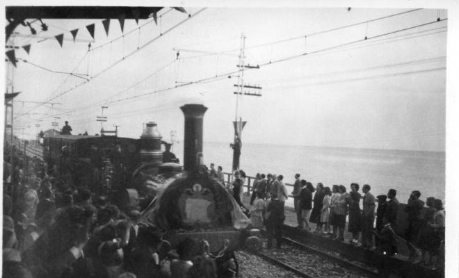 Reproducció d'un tren de vapor antic entrant a l'estació del Masnou