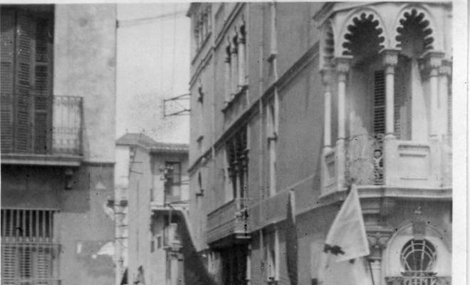 Desfilada de la Falange davant de la Casa de Cultura