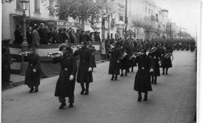 Desfilada militar per la carretera de Barcelona