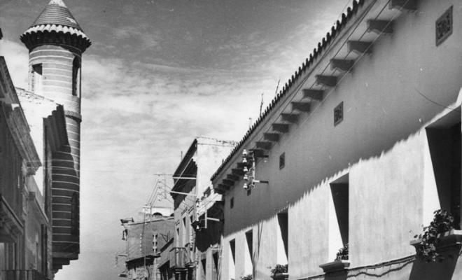 Carrer d'un poble de costa que baixa cap al mar