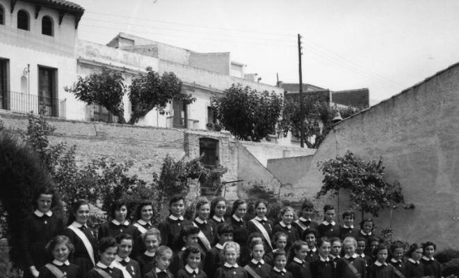 Foto de grup de les alumnes de la Sagrada Família al pati de l'escola