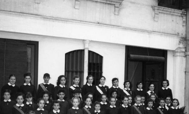 Foto de grup de les alumnes de la Sagrada Família al pati de l'escola