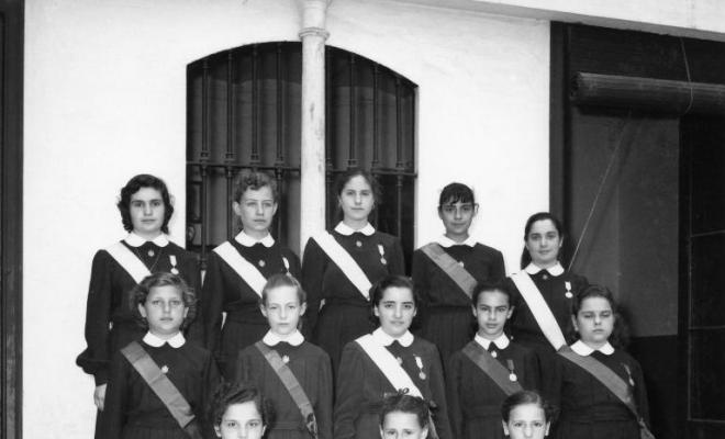 Foto de grup de tretze nenes de la Sagrada Família