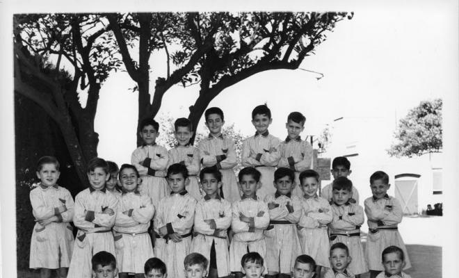 Retrat de grup de nens, alumnes de la Sagrada Família