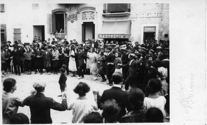 Ballada de sardanes a la plaça de la Llibertat
