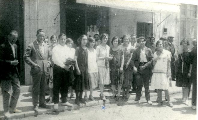 Foto de grup de gent al Camí Ral del Masnou