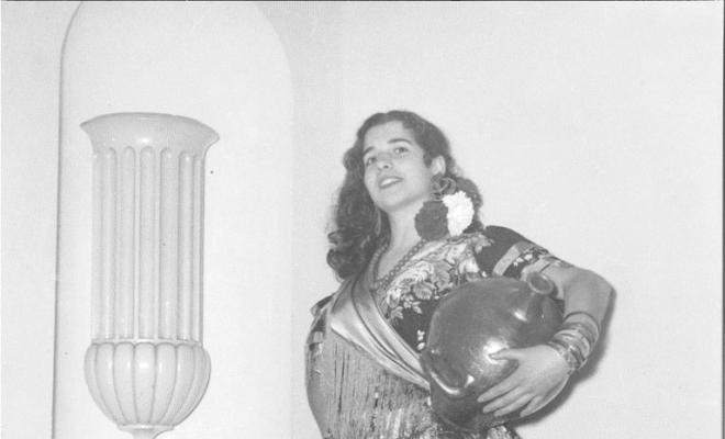 Retrat de Pilar Marí disfressada amb un vestit de flamenca