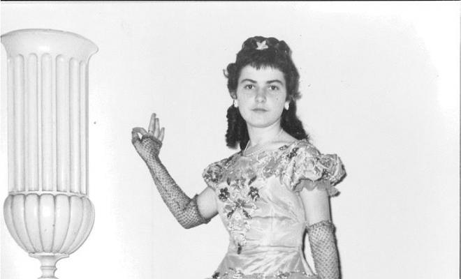 Retrat d'una nena disfressada amb un vestit d'època