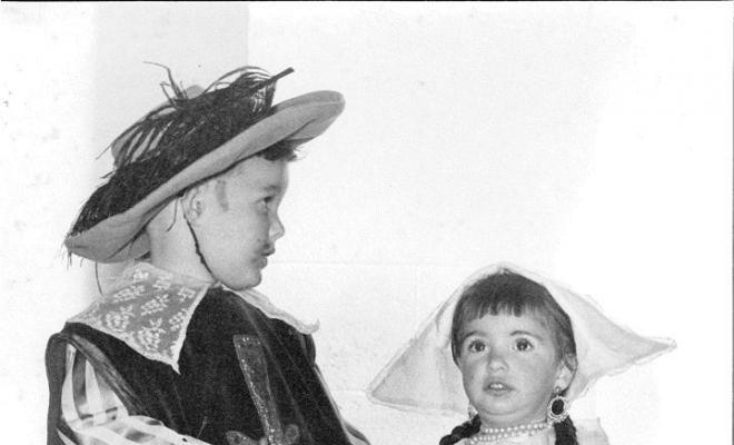 Retrat d'una nena i un nen disfressats