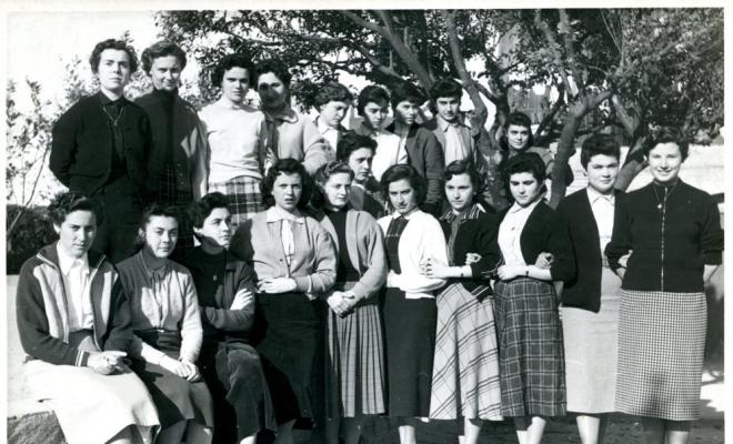 Retrat d'un grup de dones a l'exterior