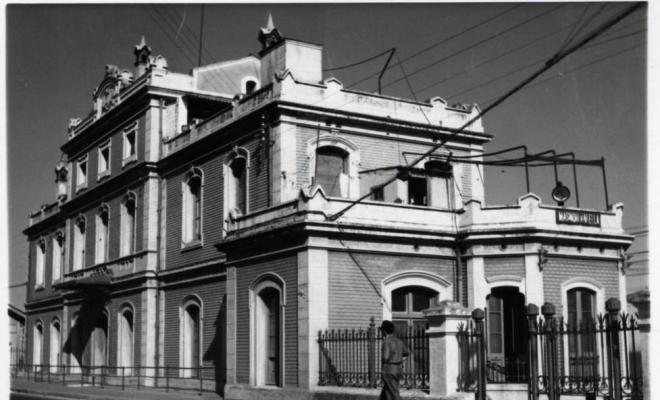 Façana exterior de l'estació de tren del Masnou