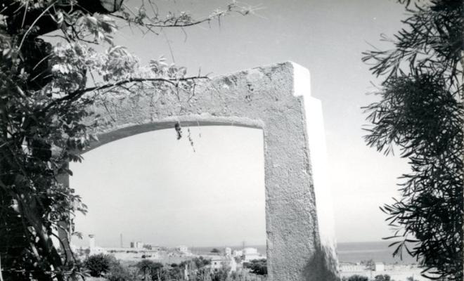 Perspectiva del Masnou i el mar des d'un arc d'un mirador