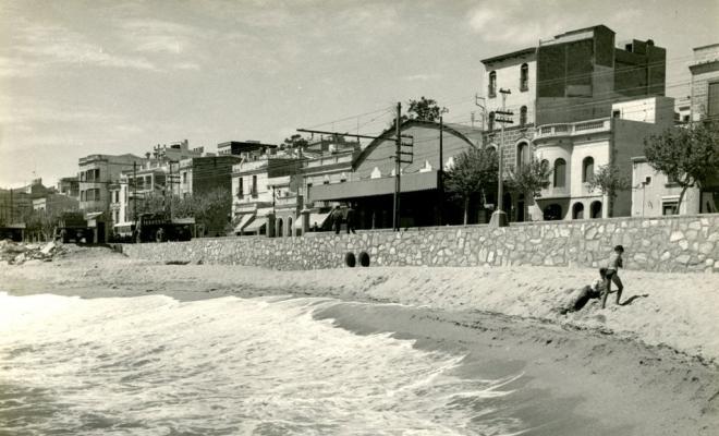 Onades trencant a la platja del Masnou