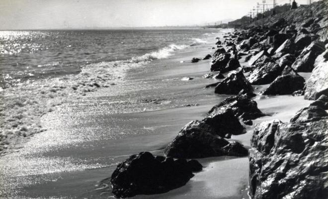 Onades trencant a la platja del Masnou