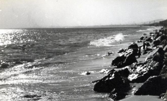 Onades trencant a les roques de la platja del Masnou