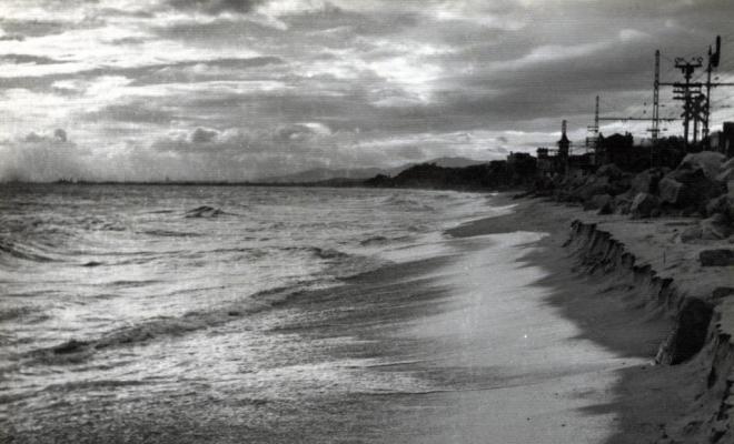 Onades trencant a la platja del Masnou