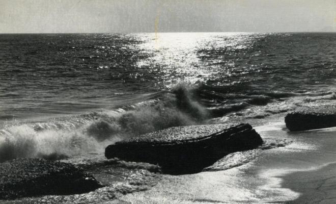 Onades trencant a les roques de la platja del Masnou