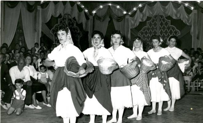 Filera de noies fent balls folclòrics a l'envelat del Casino