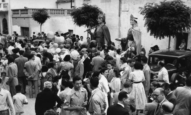 Gent a la plaça de l'església durant la Festa Major