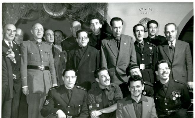 Retrat de grup de falangistes i autoritats municipals al restaurant del Casino