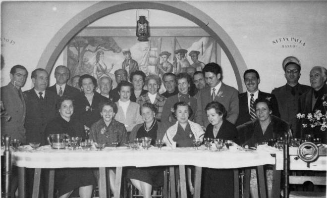 Retrat de grup dels assistents a un àpat al restaurant del Casino